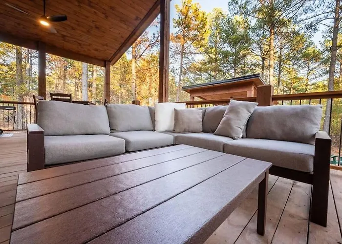 The Blaylock Cabin, 2 King, Hot Tub, Pet Friendly!