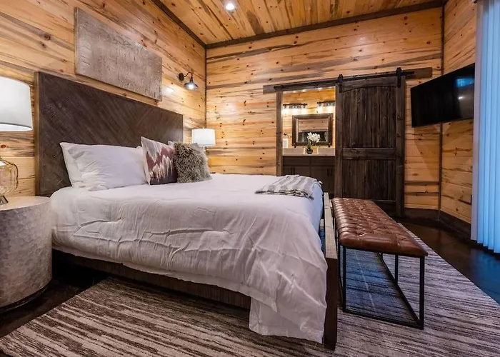 The Blaylock Cabin, 2 King, Hot Tub, Pet Friendly!