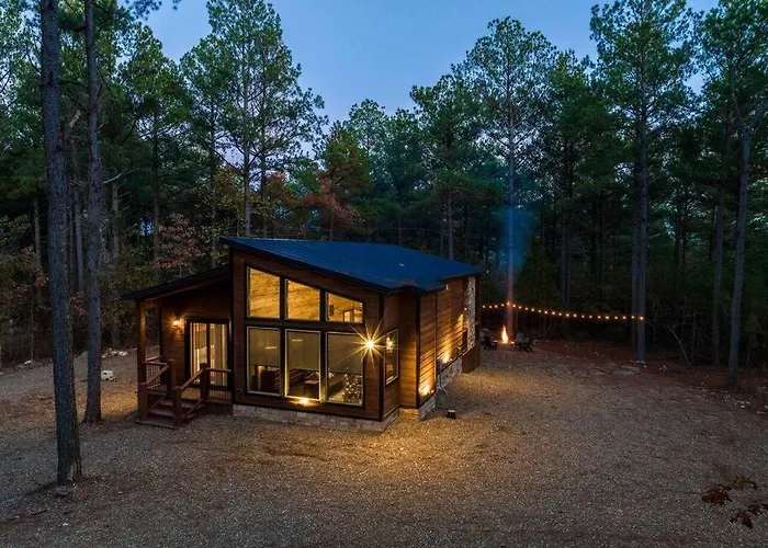 The Blaylock Cabin, 2 King, Hot Tub, Pet Friendly!