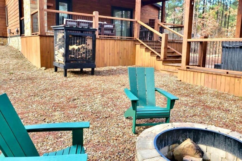 The Blaylock Cabin, 2 King, Hot Tub, Pet Friendly! Holiday home *