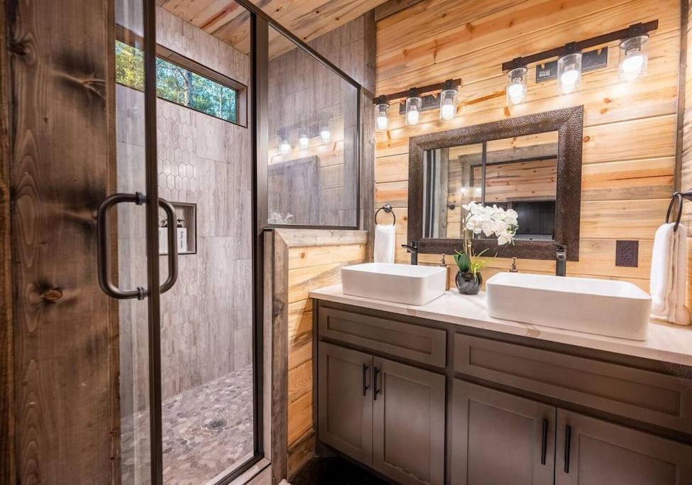 The Blaylock Cabin, 2 King, Hot Tub, Pet Friendly! Broken Bow