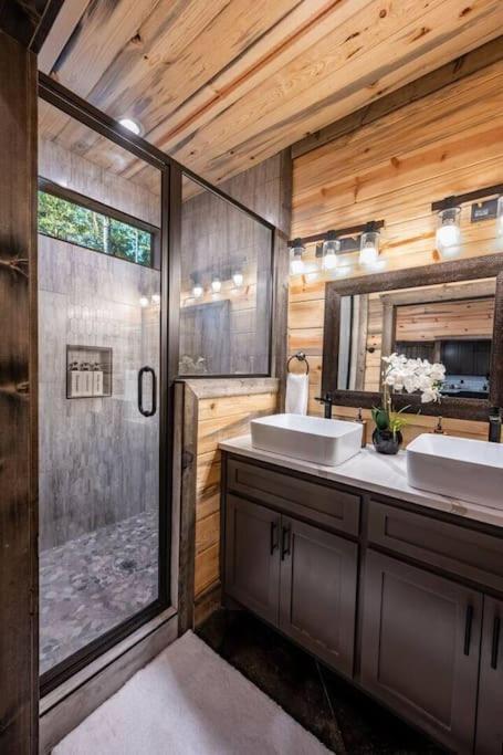The Blaylock Cabin, 2 King, Hot Tub, Pet Friendly! * Broken Bow