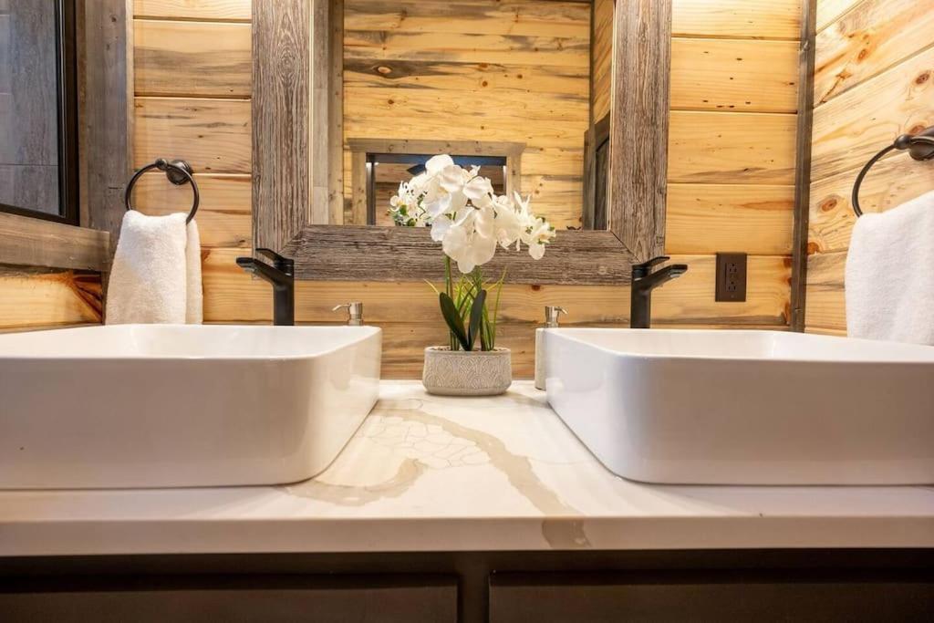 The Blaylock Cabin, 2 King, Hot Tub, Pet Friendly! Holiday home *