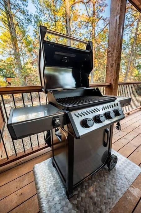 The Blaylock Cabin, 2 King, Hot Tub, Pet Friendly! Broken Bow