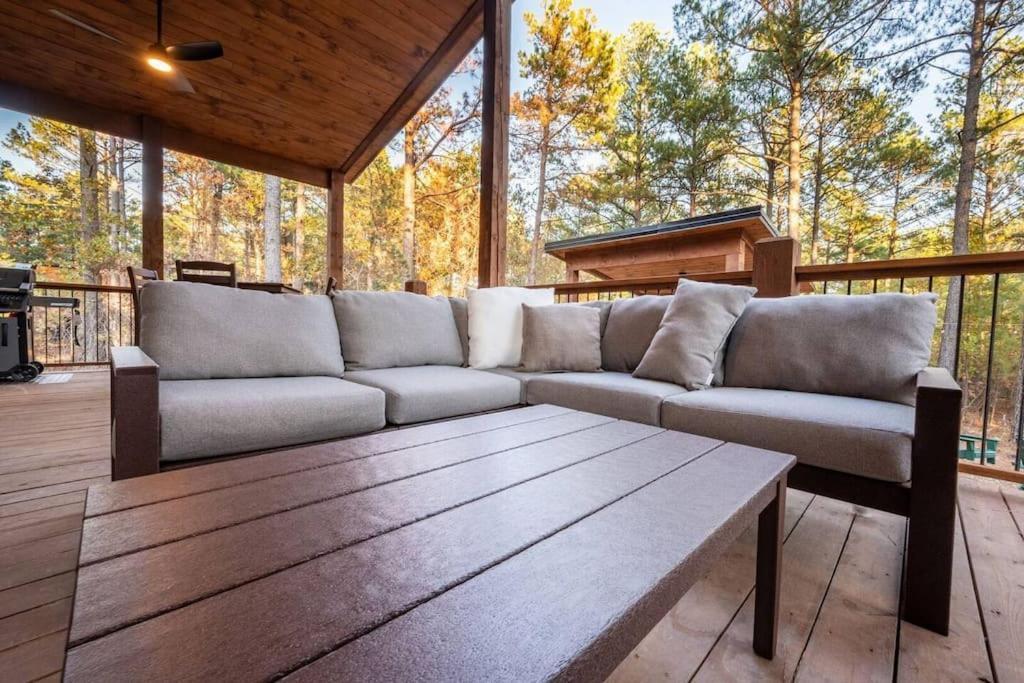 The Blaylock Cabin, 2 King, Hot Tub, Pet Friendly! Holiday home
