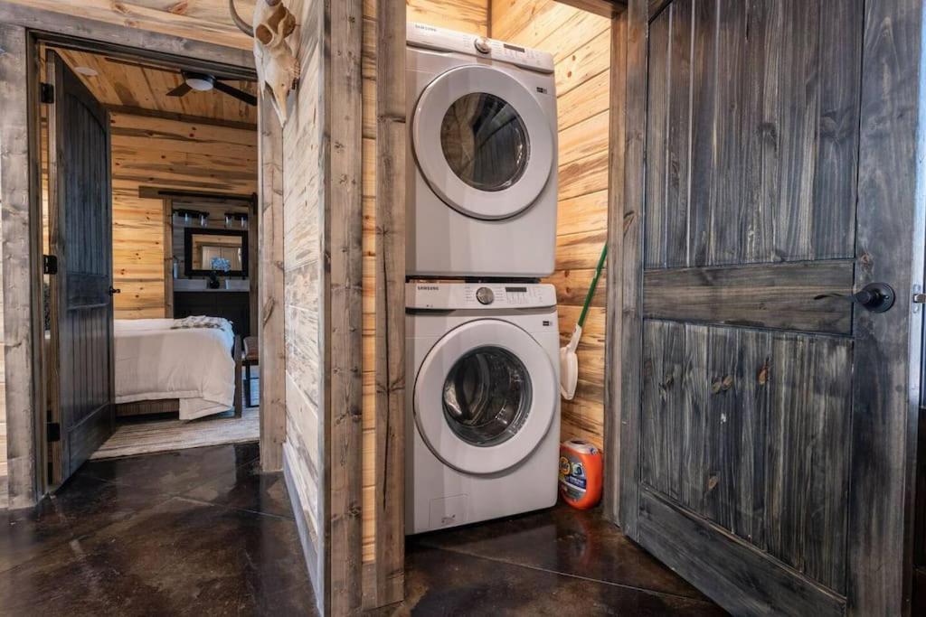 Holiday home The Blaylock Cabin, 2 King, Hot Tub, Pet Friendly!