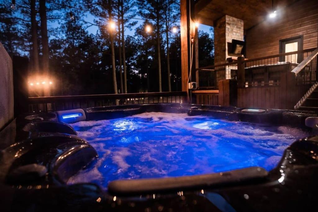 The Blaylock Cabin, 2 King, Hot Tub, Pet Friendly! *