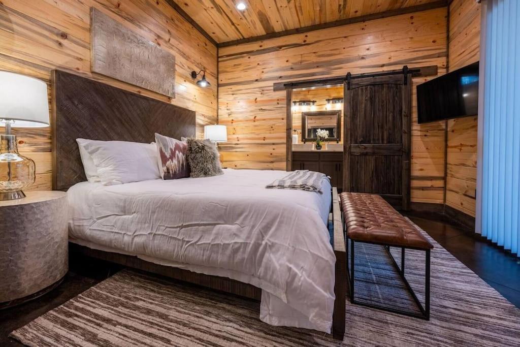 The Blaylock Cabin, 2 King, Hot Tub, Pet Friendly!