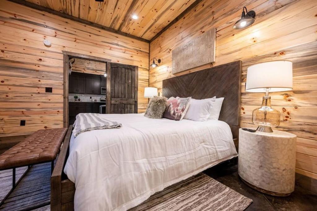 Holiday home The Blaylock Cabin, 2 King, Hot Tub, Pet Friendly!