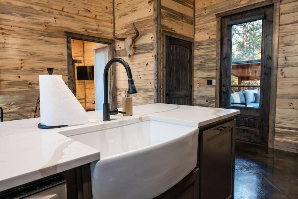 The Blaylock Cabin, 2 King, Hot Tub, Pet Friendly! Holiday home Broken Bow