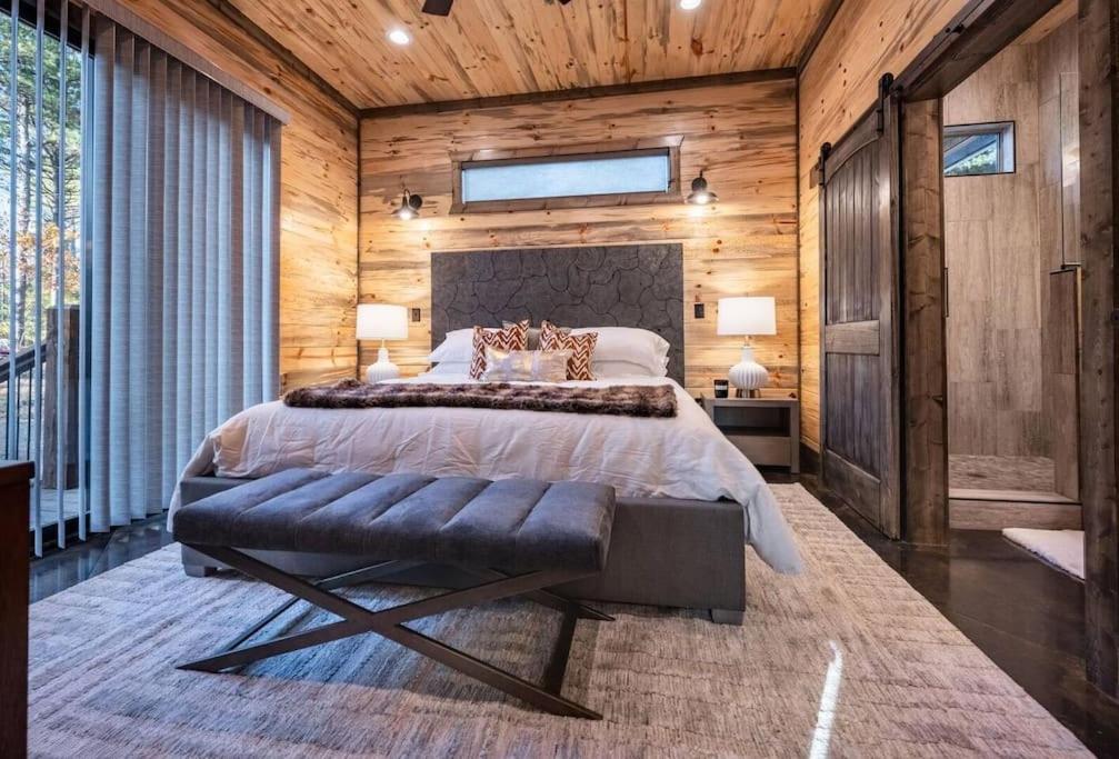 The Blaylock Cabin, 2 King, Hot Tub, Pet Friendly! *