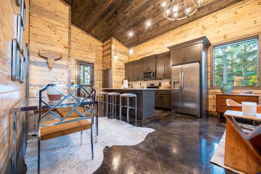 The Blaylock Cabin, 2 King, Hot Tub, Pet Friendly!