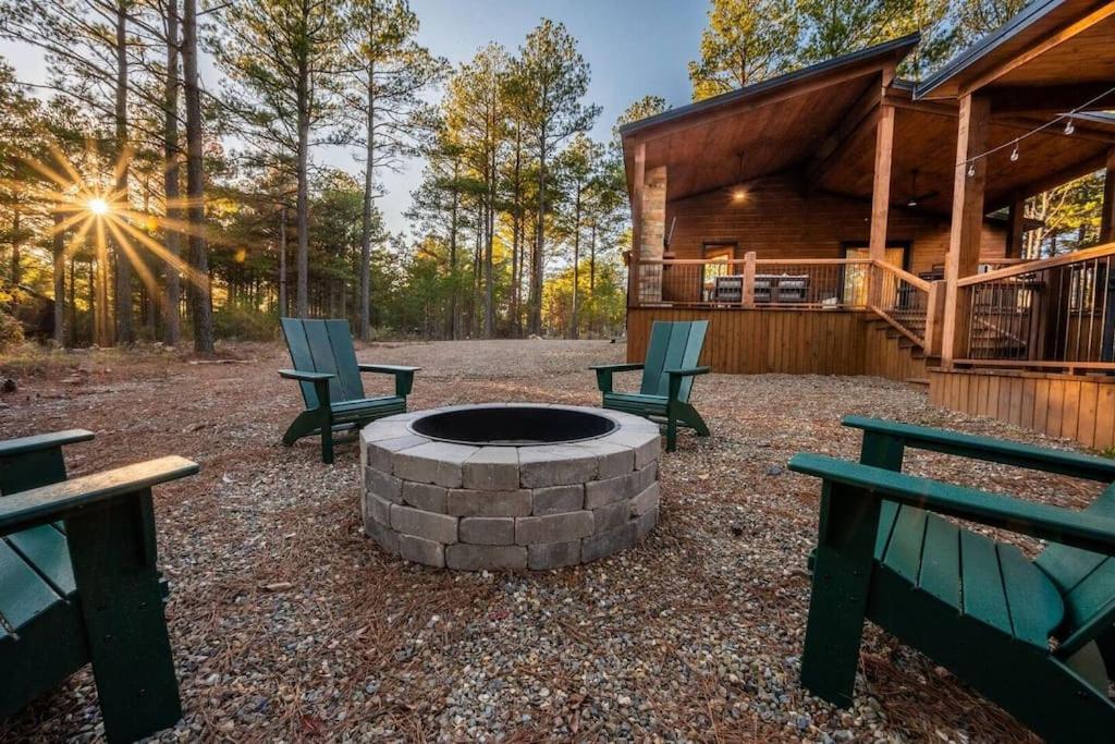 The Blaylock Cabin, 2 King, Hot Tub, Pet Friendly! Holiday home