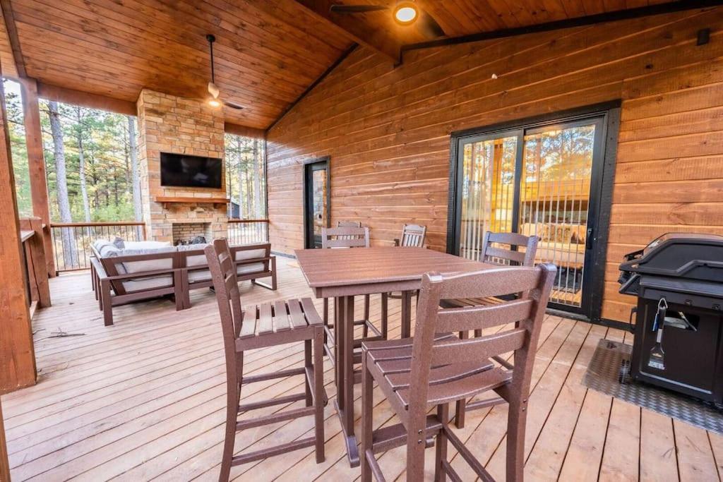 Holiday home The Blaylock Cabin, 2 King, Hot Tub, Pet Friendly!