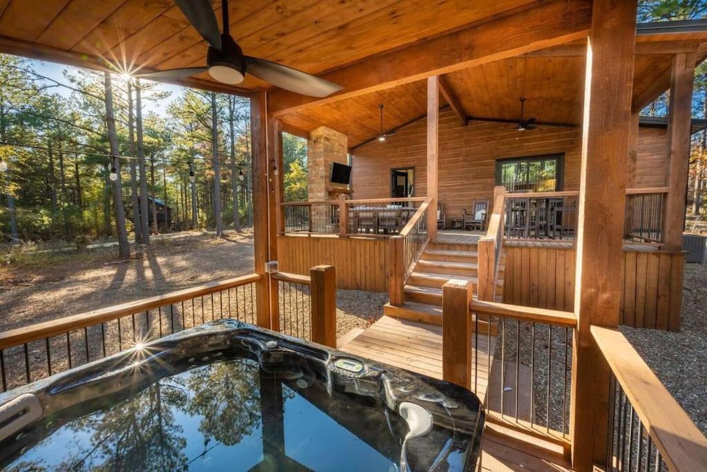The Blaylock Cabin, 2 King, Hot Tub, Pet Friendly! Holiday home Broken Bow