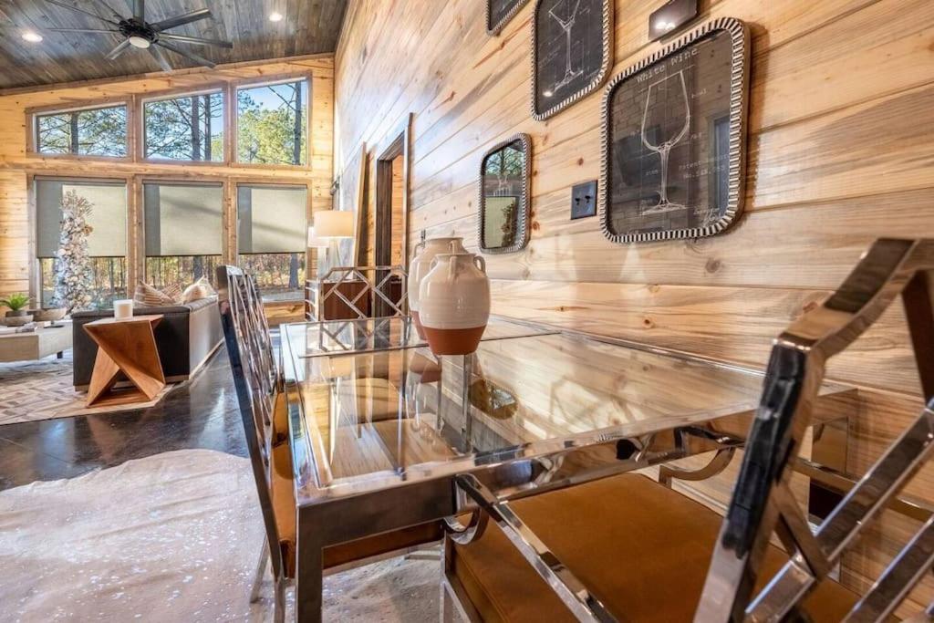 Holiday home The Blaylock Cabin, 2 King, Hot Tub, Pet Friendly! Broken Bow