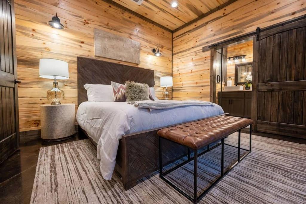 The Blaylock Cabin, 2 King, Hot Tub, Pet Friendly! *