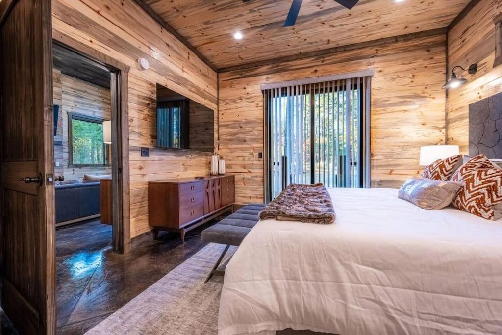 The Blaylock Cabin, 2 King, Hot Tub, Pet Friendly! * Broken Bow