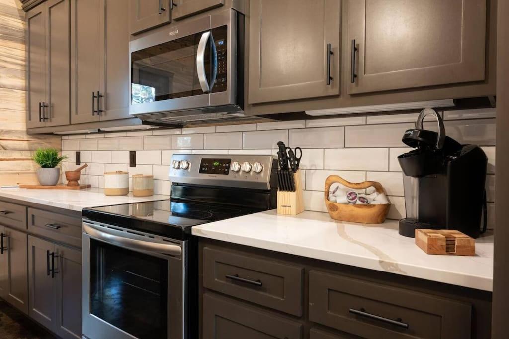 The Blaylock Cabin, 2 King, Hot Tub, Pet Friendly! Hébergement de vacances
