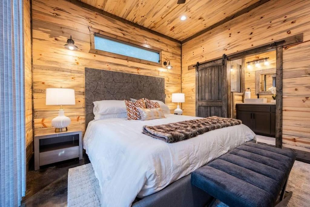 Holiday home The Blaylock Cabin, 2 King, Hot Tub, Pet Friendly! *