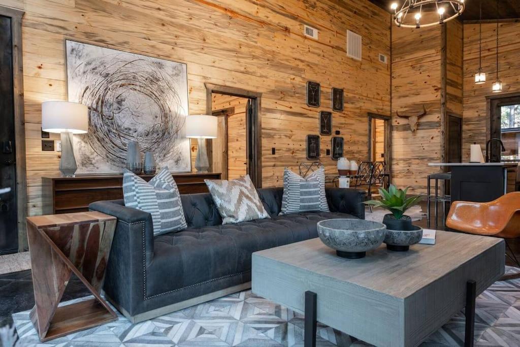 Holiday home The Blaylock Cabin, 2 King, Hot Tub, Pet Friendly! Broken Bow