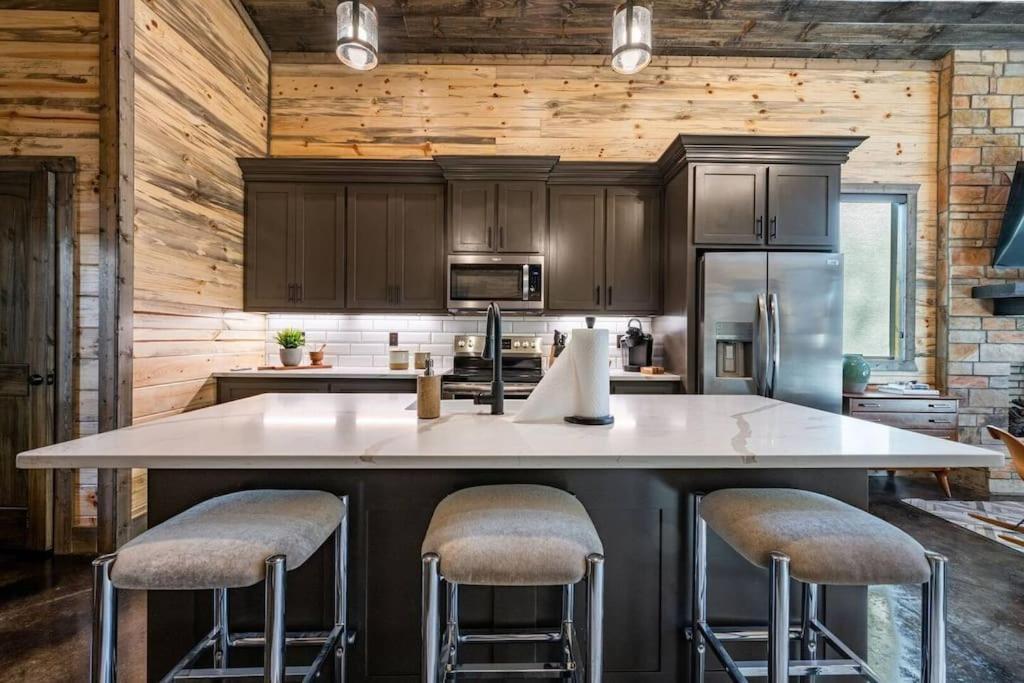 The Blaylock Cabin, 2 King, Hot Tub, Pet Friendly! * Broken Bow