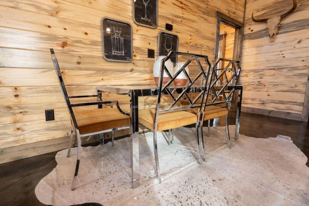 The Blaylock Cabin, 2 King, Hot Tub, Pet Friendly! Holiday home