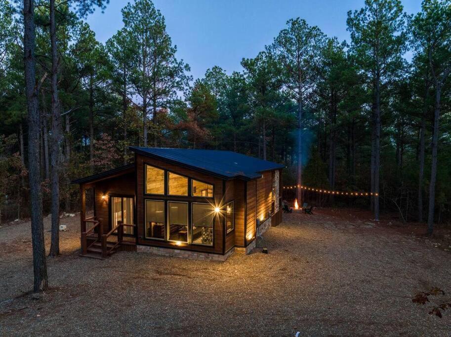 The Blaylock Cabin, 2 King, Hot Tub, Pet Friendly! *