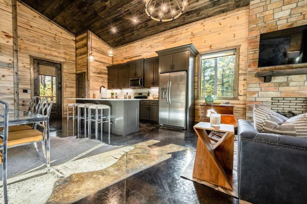 The Blaylock Cabin, 2 King, Hot Tub, Pet Friendly! Holiday home