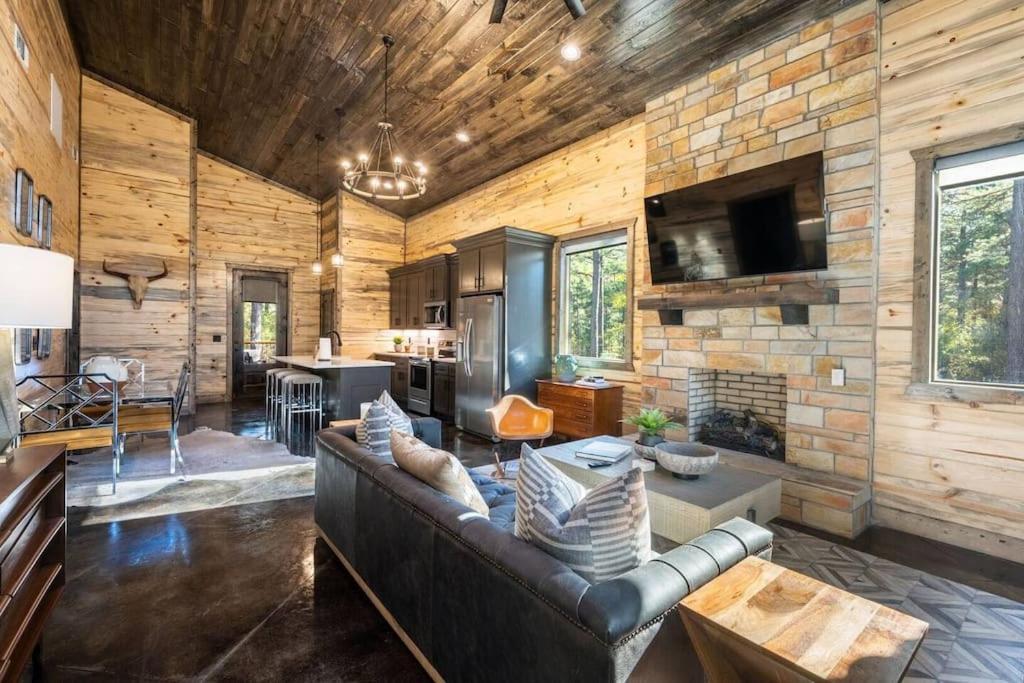 Holiday home The Blaylock Cabin, 2 King, Hot Tub, Pet Friendly!