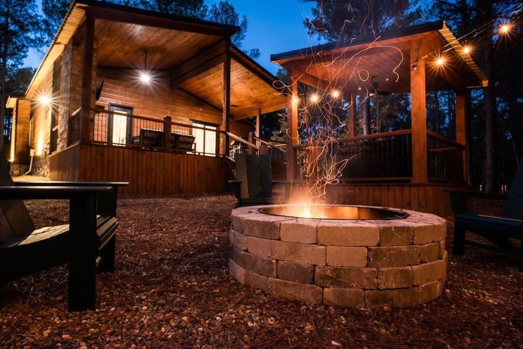 Holiday home The Blaylock Cabin, 2 King, Hot Tub, Pet Friendly! Broken Bow