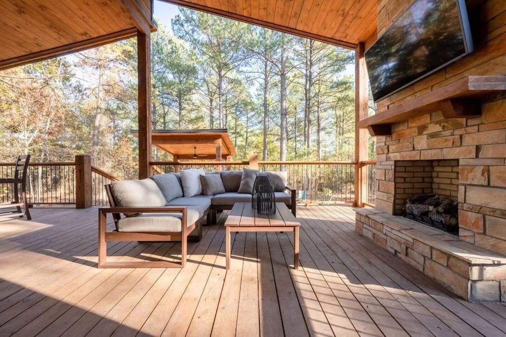 Holiday home The Blaylock Cabin, 2 King, Hot Tub, Pet Friendly! Broken Bow